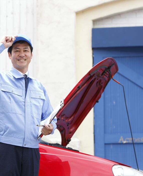 車の点検を行うスタッフ