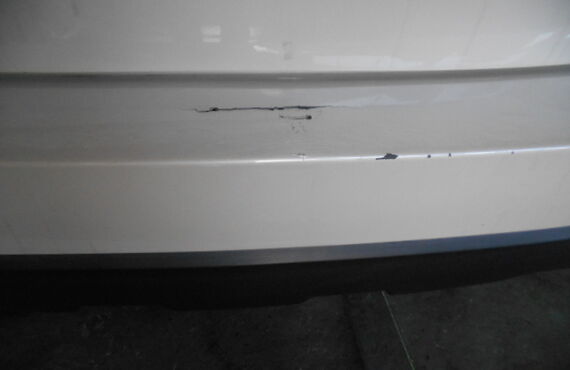 広島市南区より入庫のスバルレガシィのリヤーバンパー割れ修理作業を承りました