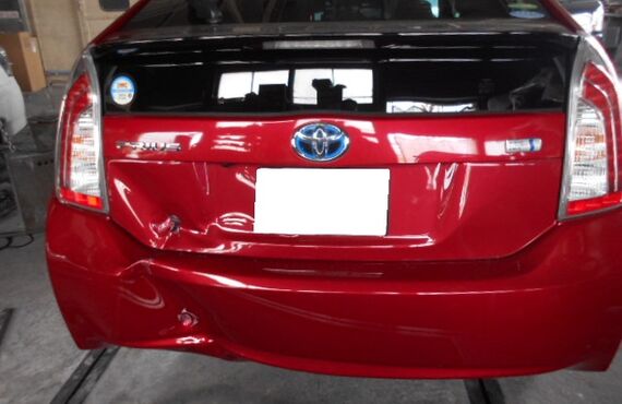 広島市東区より御来店のプリウスリヤーゲート交換バンパー交換修理