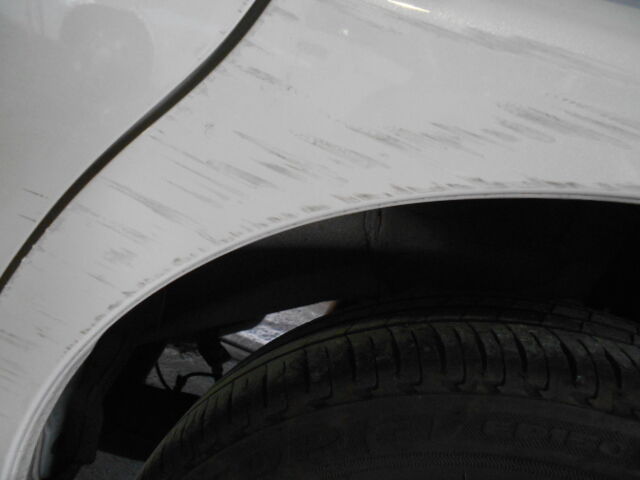 この様に電柱に擦りつけたような傷が有ります