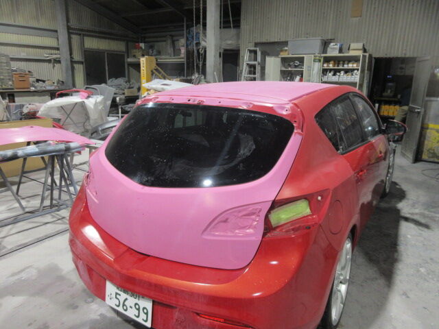 リヤーゲートもこのようにサフェーサーの塗装