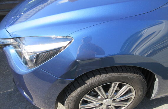 広島市西区よりご来店のマツダデミオ左フロントフェンダ―鈑金塗装修理の有限会社山本板金